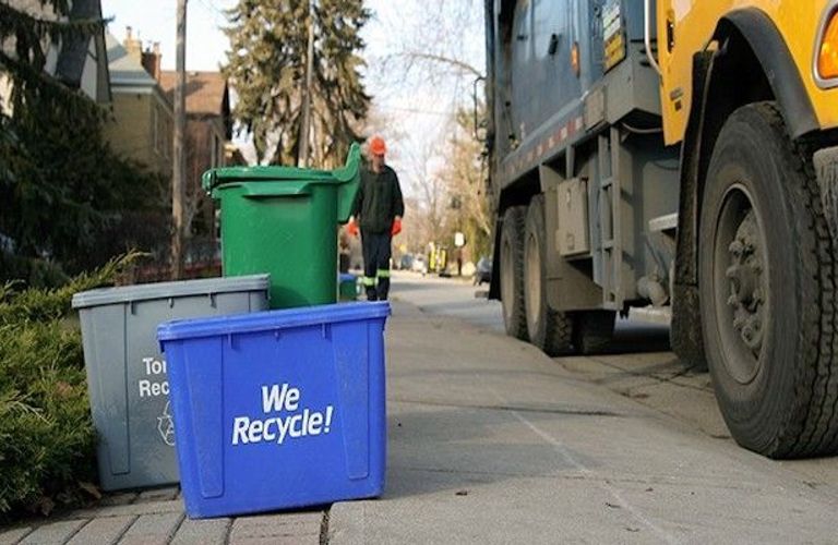 蓝色回收垃圾桶使用不当，将会面临巨额罚款