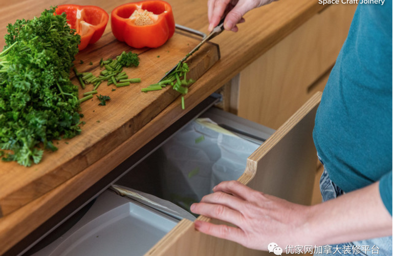 厨房垃圾桶放在橱柜里面还是放在外面好？